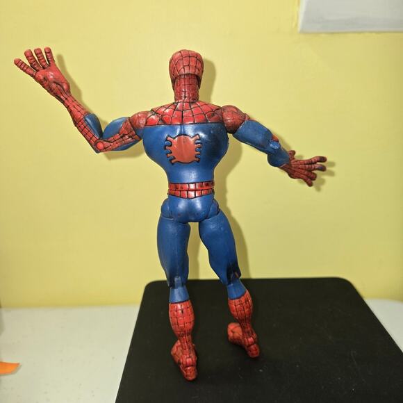 spiderman 2003 posable by Mattel.  Flaws - Picture 2 of 9